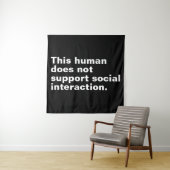 Deze mens ondersteunt geen sociale interactie. wandkleed (In situ)