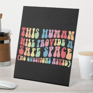 Deze Mens Zorgt Voor Een Veilige Ruimte Gay LGBTQ Reclamebord Met Voetstuk