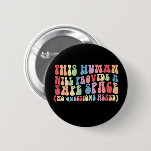 Deze Mens Zorgt Voor Een Veilige Ruimte Gay LGBTQ Ronde Button 5,7 Cm
