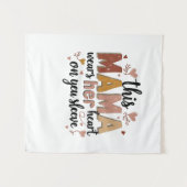 Deze moeder draagt haar hart op haar Sleeve Wandkleed (Voorkant (horizontaal))