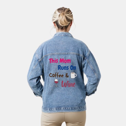 Deze moeder loopt op koffie en wijn denim jacket (Model)
