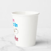 Deze moeder loopt op koffie en wijn papieren bekers (Links)