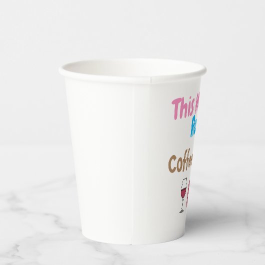 Deze moeder loopt op koffie en wijn papieren bekers (Rechts)