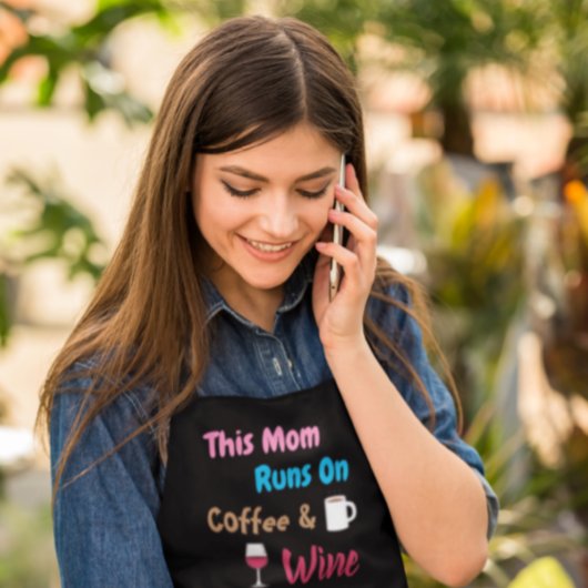 Deze moeder loopt op koffie en wijn schort