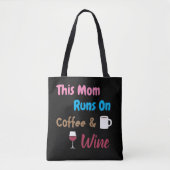 Deze moeder loopt op koffie en wijn tote bag (Voorkant)