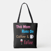 Deze moeder loopt op koffie en wijn tote bag (Achterkant)