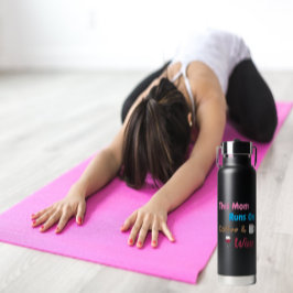 Deze moeder loopt op koffie en wijn waterfles