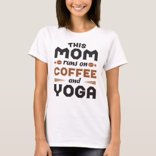 Deze moeder loopt op koffie en Yoga T-shirt