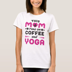 Deze moeder loopt op koffie en Yoga T-shirt