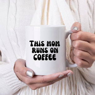Deze moeder loopt op koffie koffiemok