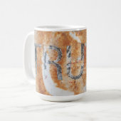 Deze mok is een metafoor voor de erosie van de waa (Voorkant links)