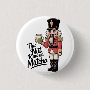 Deze noot loopt op Matcha Kerstman Notenkraker Ronde Button 3,2 Cm