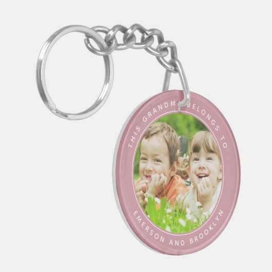 Deze oma behoort tot de Sleutelhanger Foto Keepomw (Voorkant Links)