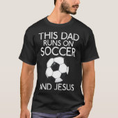 Deze pap loopt op Voetbal en Jezus God Religie T-shirt (Voorkant)
