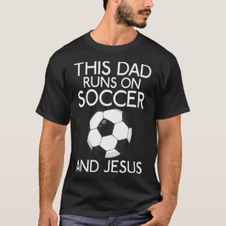 Deze pap loopt op Voetbal en Jezus God Religie T-shirt