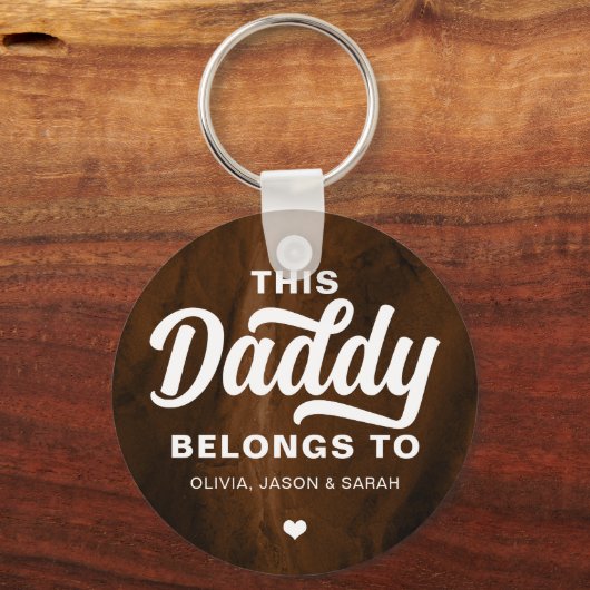 Deze pappa behoort tot Vaderdag bruin goud Sleutelhanger (Voorkant)