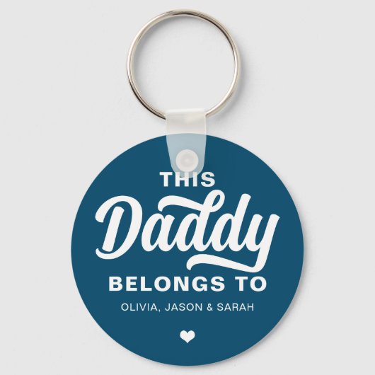 Deze pappa behoort tot Vaderdag Navy Blue Sleutelhanger (Voorkant)