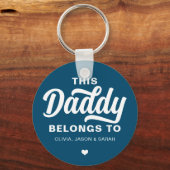 Deze pappa behoort tot Vaderdag Navy Blue Sleutelhanger (Voorkant)