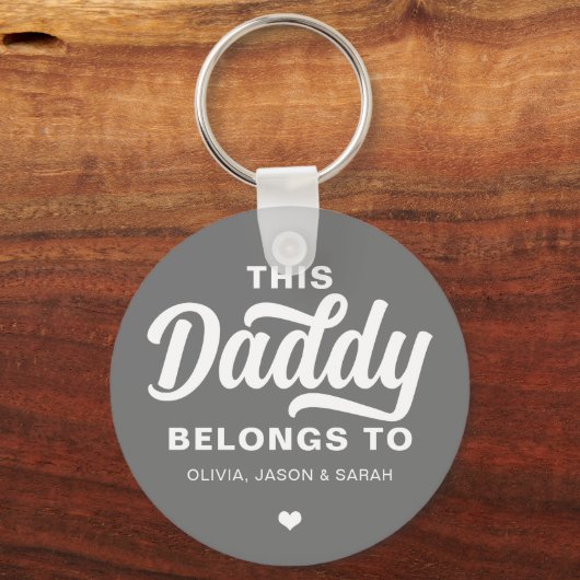 Deze pappa behoort tot Vaderdag Silver Grey Sleutelhanger (Voorkant)