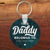 Deze pappa behoort tot Vaderdag Velvet Blauwgroen Sleutelhanger (Voorkant)
