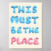 Deze Poster Moet De Plaats Zijn | Bubbeltypografie (Voorkant)