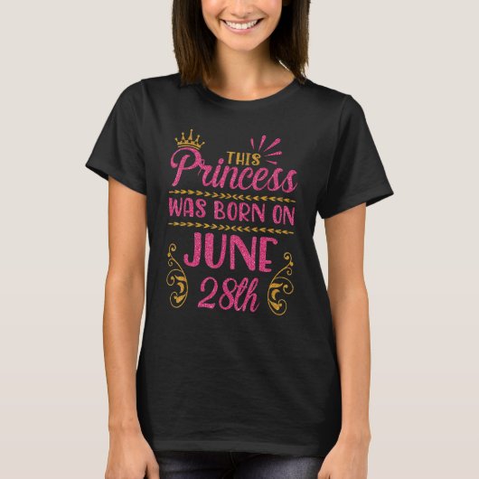 Deze prinses werd geboren op 28 juni Happy Birthda T-shirt (Voorkant)
