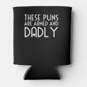 Deze puns zijn gewapend en dodelijke papa grappen blikjeskoeler (Voorkant)