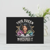 Deze Queen Meesterde het Klasse van 2024 Afstudere Aankondiging (Staand voorkant)