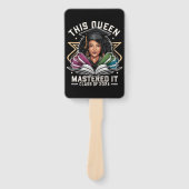 Deze Queen Meesterde het Klasse van 2024 Afstudere Handwaaier (Voorkant)