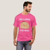 Deze slipper smaakt raar! Grappige pantoffel brood T-shirt (Voorkant volledig)