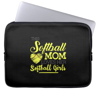 Deze softbalmoeder houdt van haar Softball Girls Laptop Sleeve