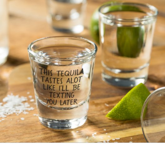 Deze tequila smaakt naar sms'en shot glas