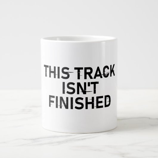 Deze track is nog niet af - Glitch Text Design Grote Koffiekop (Voorkant)