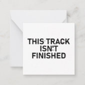 Deze track is nog niet af - Glitch Text Design Notitiekaartje (Voorkant)