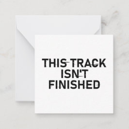 Deze track is nog niet af - Glitch Text Design Notitiekaartje