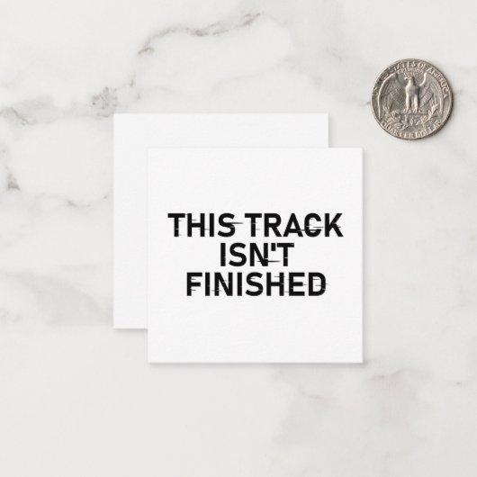 Deze track is nog niet af - Glitch Text Design Notitiekaartje (Voorkant / Achterkant in situ)