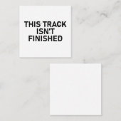 Deze track is nog niet af - Glitch Text Design Notitiekaartje (Voorkant / Achterkant)