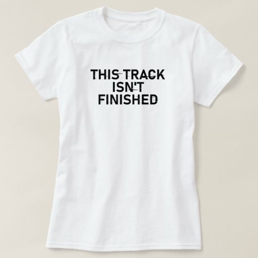 Deze track is nog niet af - Glitch Text Design T-shirt (Design voorkant)