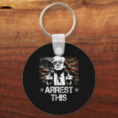 Deze Trump Middelvingers Pro Trump 2024 (op rug) Sleutelhanger (Voorkant)