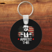 Deze Trump Middelvingers Pro Trump 2024 (op rug) Sleutelhanger (Voorkant)