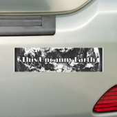 Deze Uncanny Earth Bumpersticker (Op auto)