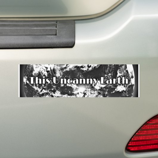 Deze Uncanny Earth Bumpersticker (Op auto)