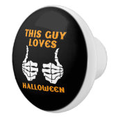 Deze vent houdt van Halloween Keramische Knop (Rechts)
