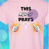 Deze verpleegster bidt - Christelijk T-shirt