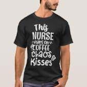 Deze Verpleegster loopt op koffie chaos en kussen T-shirt (Voorkant)