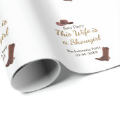 Deze vrouw is een showgirl vrijgezellenfeest naam  cadeaupapier (Rol Hoek)