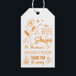 Deze vrouw is een showgirl vrijgezellenweekend cadeaulabel<br><div class="desc">Zet de glitter aan en maak je klaar voor een onvergetelijke nacht in ware Vegas-stijl! Deze speelse, handgeïllustreerde drankkaart heeft een kleurrijk oranje en turquoise kleurenschema, waarbij retro-showgirl flair wordt gecombineerd met speelse Las Vegas-geïnspireerde casinotekeningetjes - denk aan glinsterende showgirl silhouetten, dobbelstenen, kaarten, heldere marquee-lichten en sterrenhemels boven de woestijn....</div>