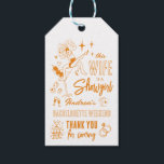 Deze vrouw is een showgirl vrijgezellenweekend cadeaulabel<br><div class="desc">Zet de glitter aan en maak je klaar voor een onvergetelijke nacht in ware Vegas-stijl! Deze speelse, handgeïllustreerde drankkaart heeft een kleurenschema in knaloranje en turkoois, waarbij retro-showgirl flair wordt gecombineerd met speelse Las Vegas-geïnspireerde casinotekeningen - denk aan silhouetten van showgirls, dobbelstenen, kaarten, heldere marquee-lichten en sterrenhemels boven de woestijn....</div>