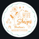 Deze vrouw is een showgirl vrijgezellenweekend ronde sticker<br><div class="desc">Zet de glitter aan en maak je klaar voor een onvergetelijke nacht in ware Vegas-stijl! Deze speelse stickers met de hand geïllustreerd, hebben een kleurenschema van knaloranje en turkoois, een mix van retro-showgirl flair met speelse Las Vegas-geïnspireerde casinotekeningen - denk aan silhouetten van showgirl die schitteren, dobbelstenen, speelkaarten, heldere marquee-lichten...</div>