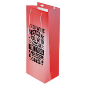 Deze wijn past goed bij goede vrienden cadeautas (Voorkant Gekanteld)